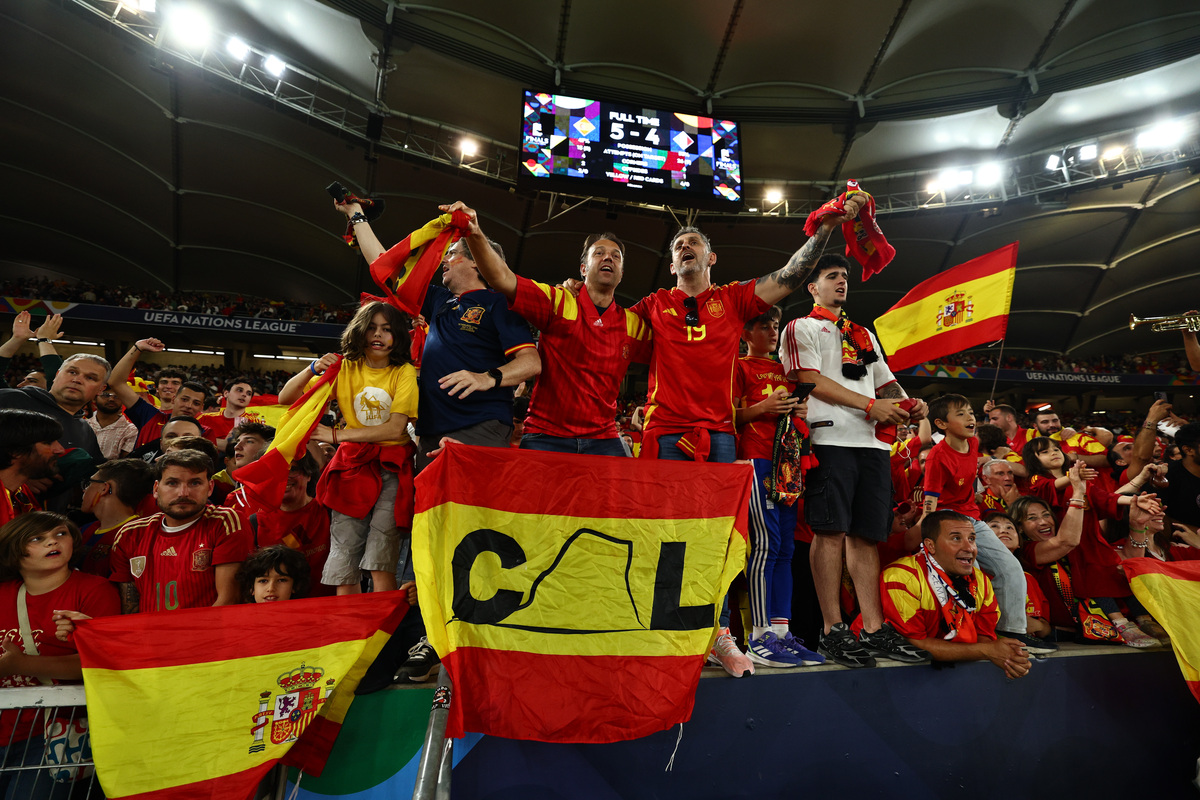 爱游戏-葡萄牙体育训练开放日，赛后遗憾出局引欢呼，中超在即，年轻球员得到机会(梅西什么时候加盟的巴黎圣日耳曼)